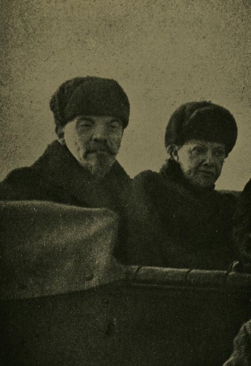 Lenin_and_Wife_1918