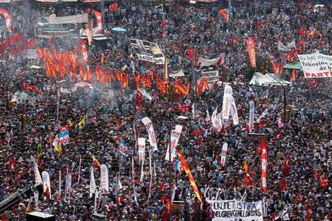 La plaza Taksim, abarrotada de manifestantes.| Reuters